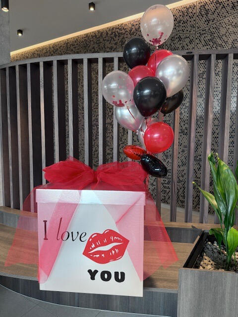 I Love You Gift Box with Balloons Romantic white gift box with red tulle, "I love YOU" message and a red lipstick kiss design. Includes a bunch of red, black, silver and clear balloons β perfect for Valentine's Day, anniversaries or romantic surprises.